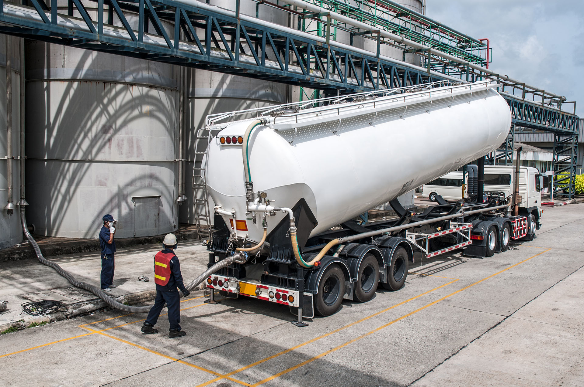 Tanker Truck, Class 1 Oilfield Trucking in Alberta